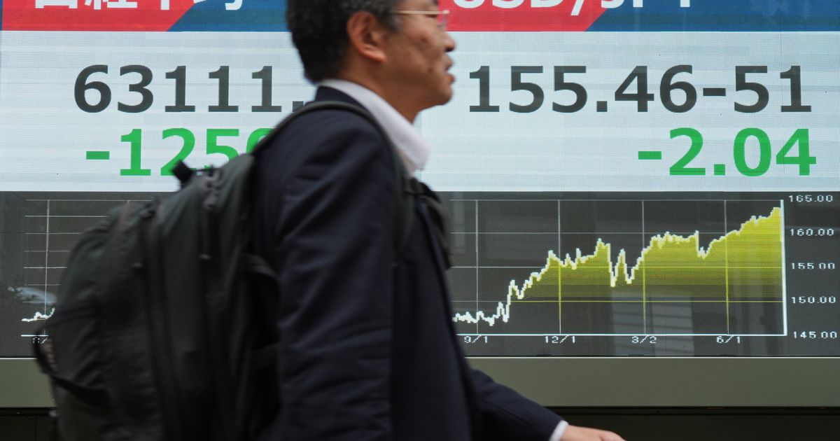 Asian stocks are mixed as yen jumps against the dollar, while oil prices slip