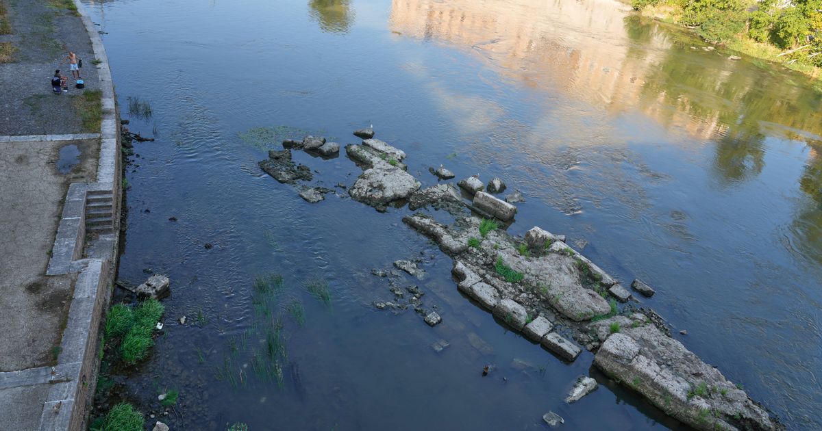 Nero’s Bridge emerges from Tiber River as Rome faces water crisis