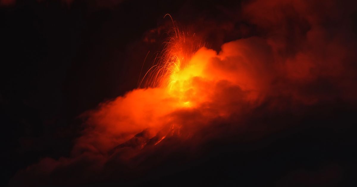 Guatemala volcano eruption sends lava spewing into the air - image 2