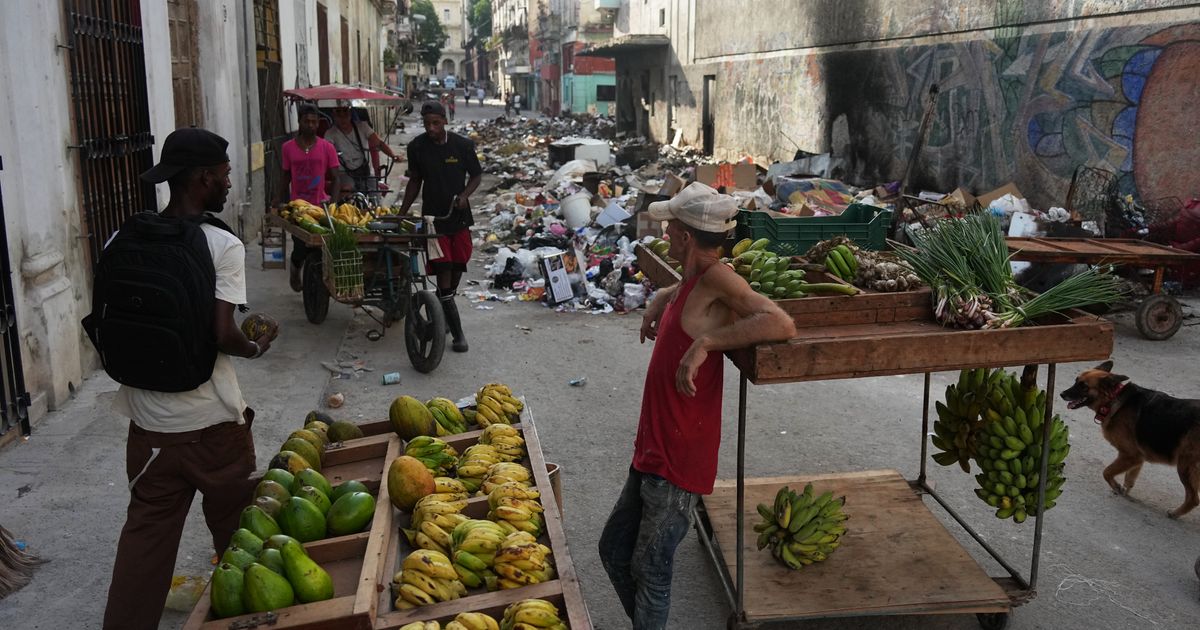Cubans sleep on Havana's seaside boulevard to seek relief from crippling blackouts and summer heat - image 2