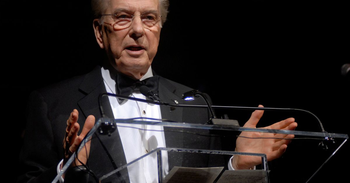 Lloyd Robertson, longtime anchor of Canada’s top TV newscast, dies at 92