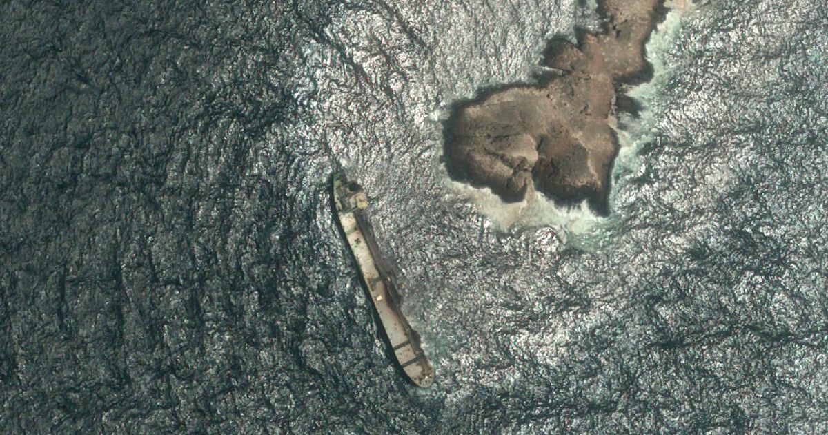 Oman says the oil spill from a grounded tanker has reached its coastline