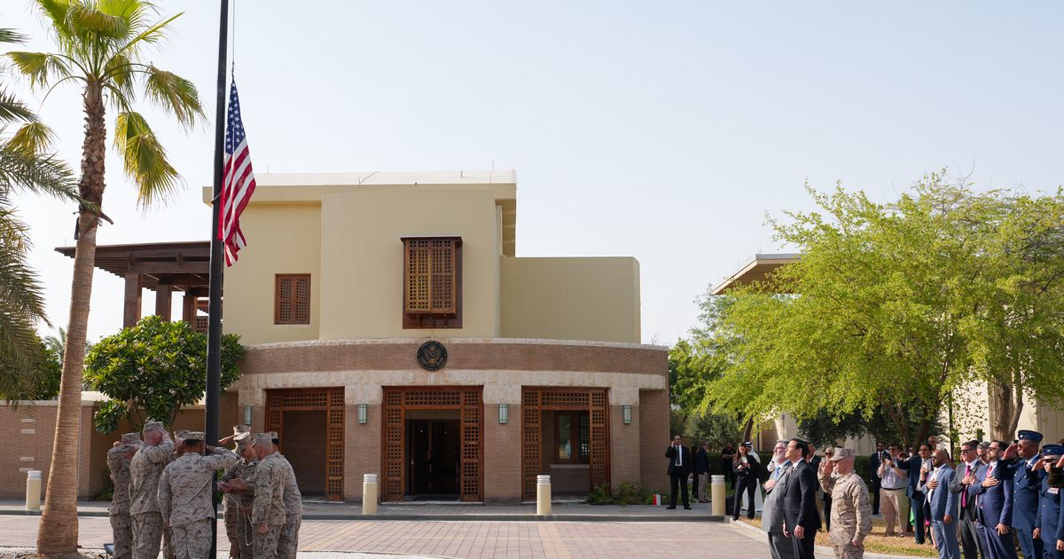 US diplomats and family members slowly begin to return to the Mideast embassies