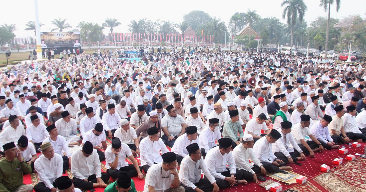 Indonesians brave choking smoke to pray for rain as country battles wildfires