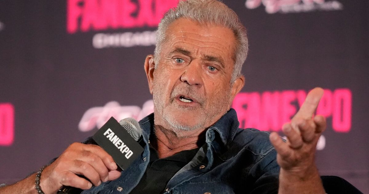 Mel Gibson apologizes after mocking sign language interpreter onstage