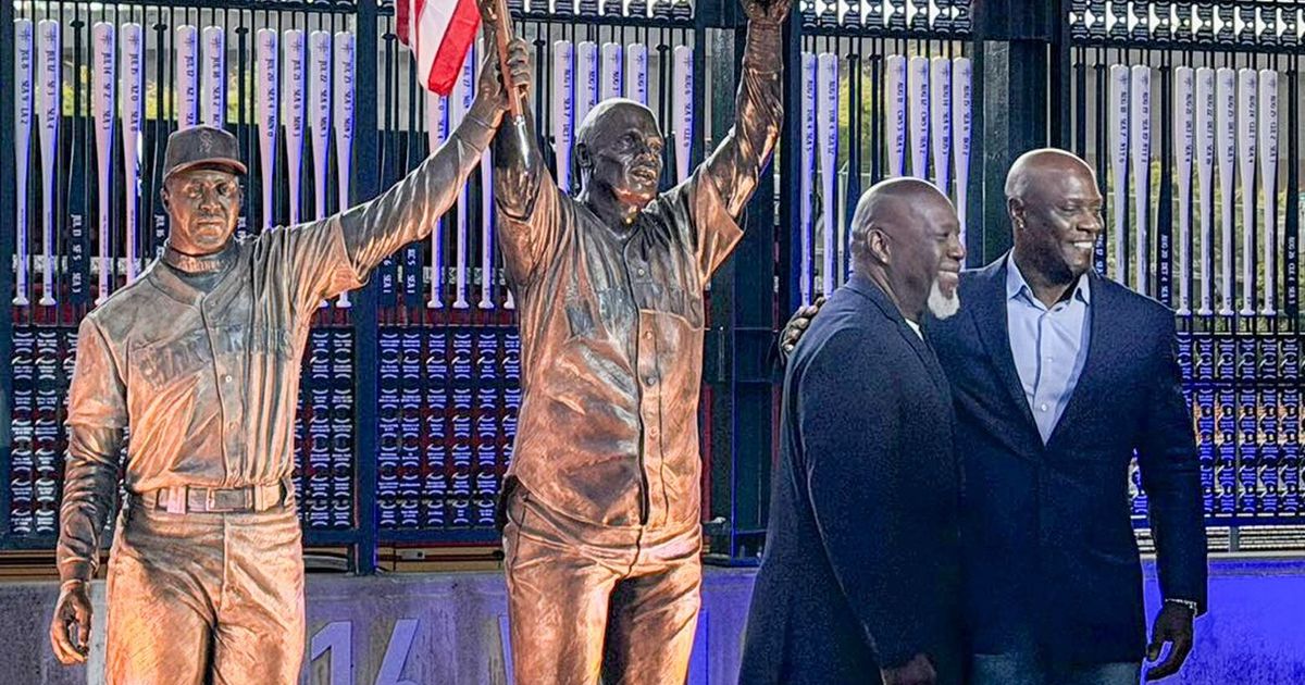Mariners open ‘Legacy Plaza’ featuring statue of iconic 2001 American flag moment