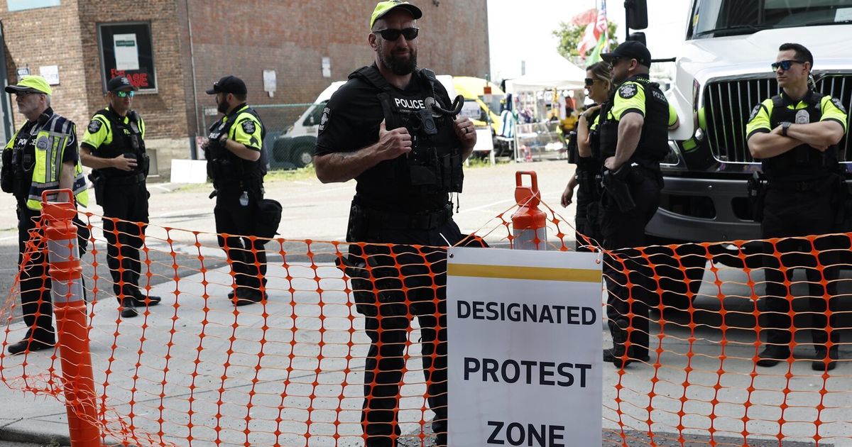 Police have dual role in protecting public and First Amendment rights