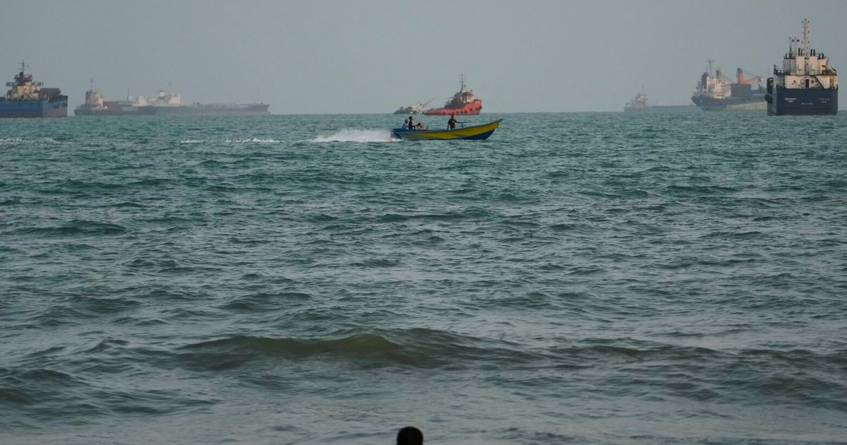 US strikes 3 Iranian oil tankers after saying warships were targeted with ballistic missiles