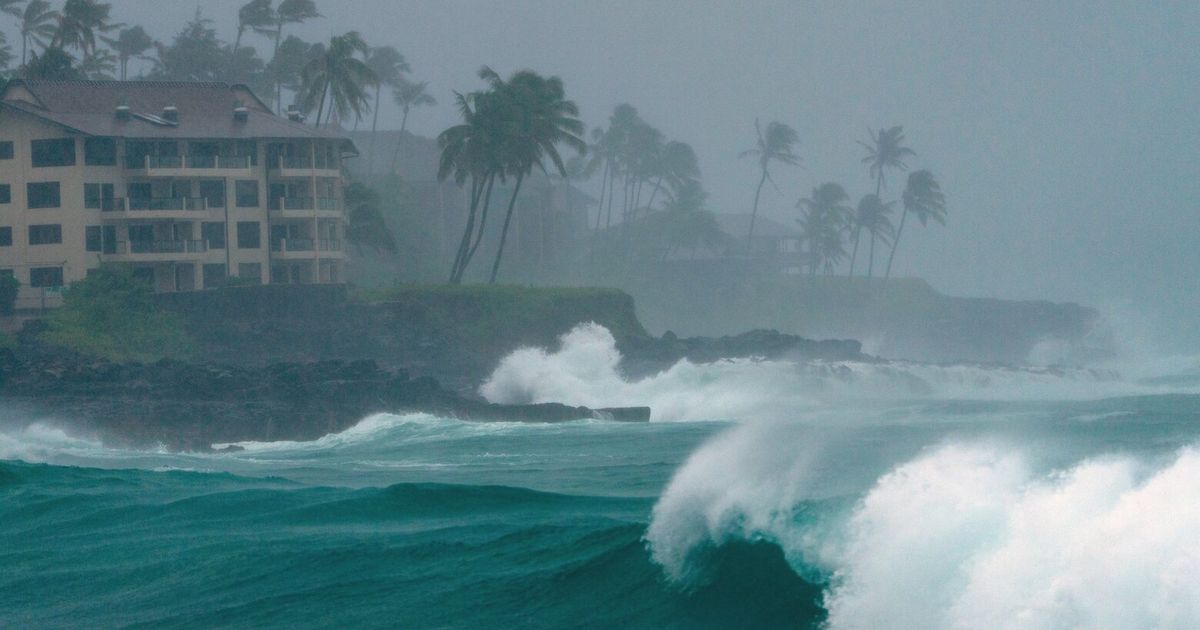 Hurricane Lowell’s bands bring rain, fierce wind and outages on Kauaʻi