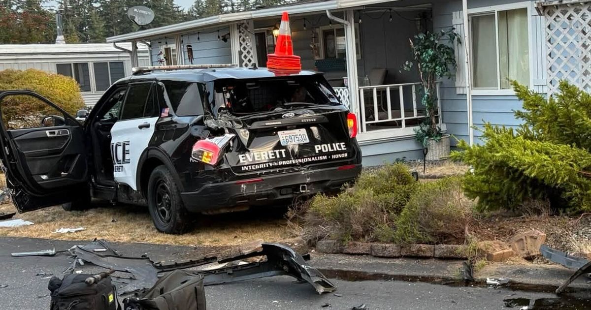 4 Everett police officers hurt after pursuit, crash with semitruck