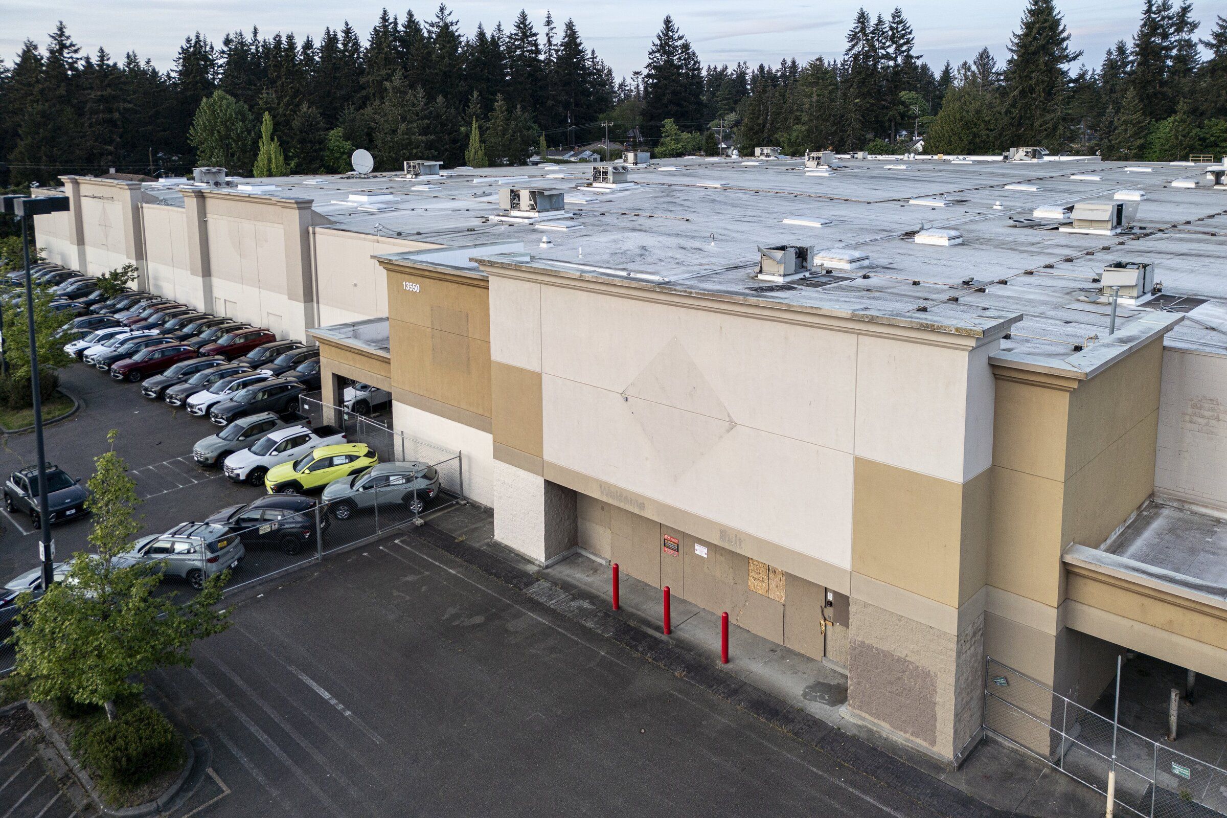 This Former Sam’s Club location on Aurora Avenue North has been vacant since 2018. WinCo wants to put a store there. (Kevin Clark / The Seattle Times)