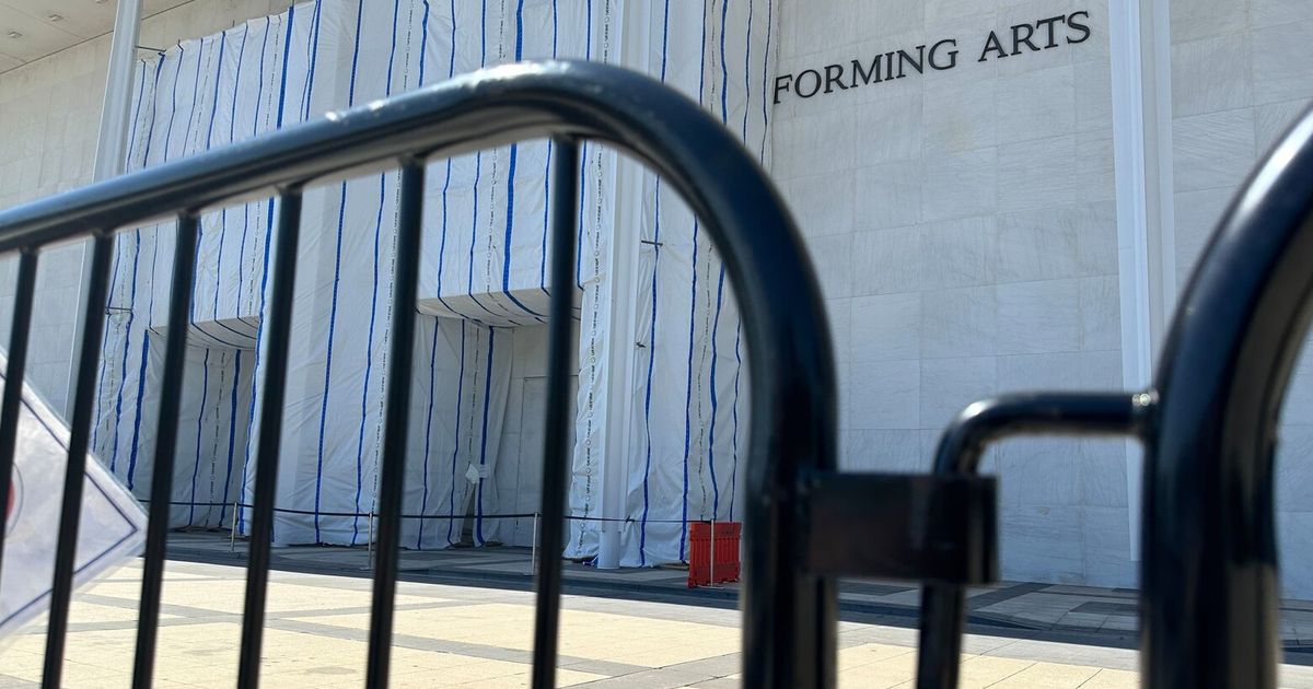 Fencing goes up around the main Kennedy Center building after Trump-aligned board votes to close it