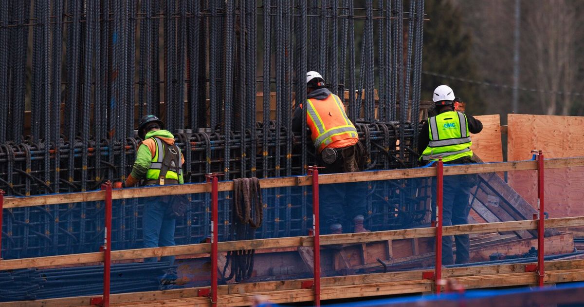 Sunny weekend brings gloomy highway snarls for Seattle, Eastside