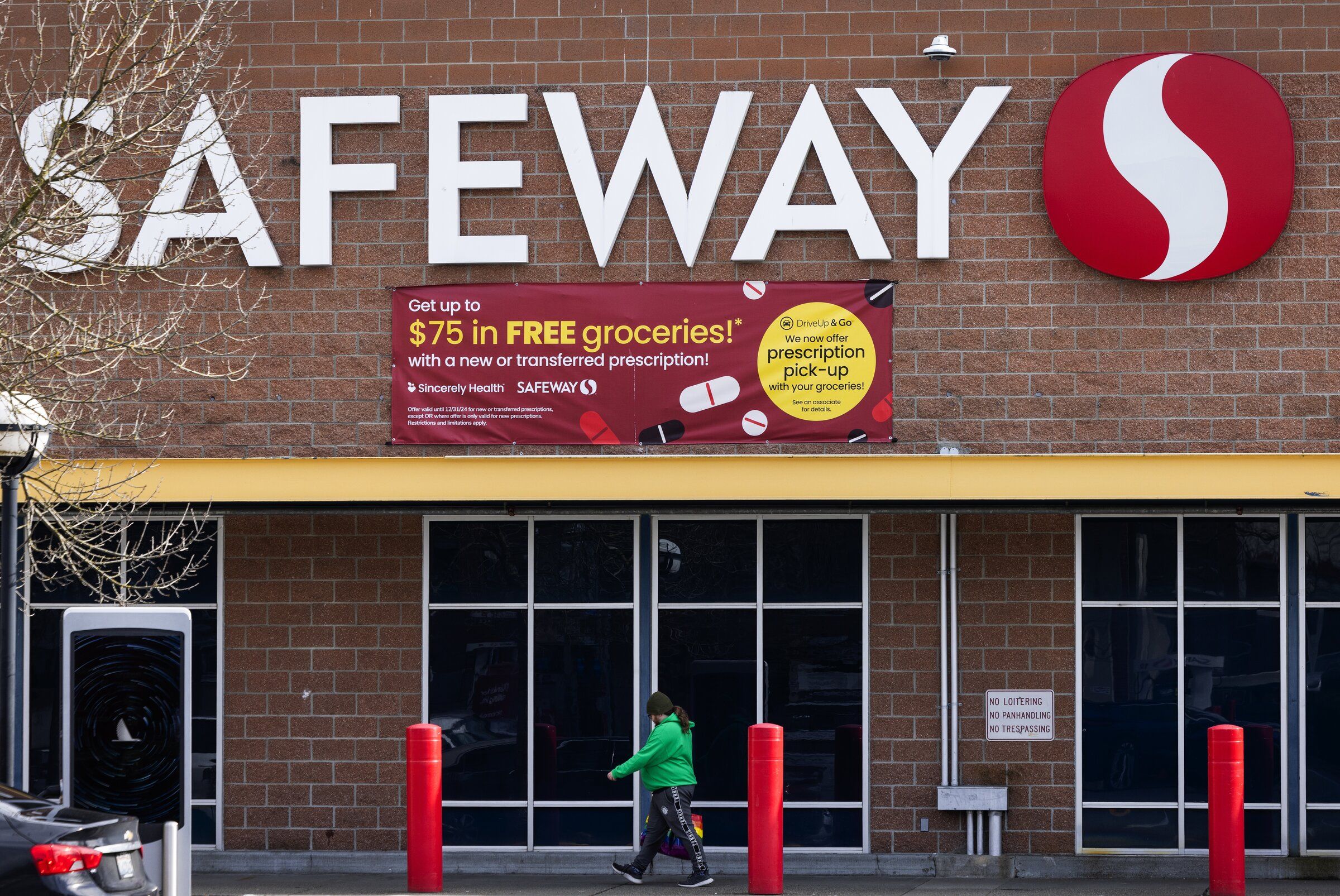 Safeway is one of the chains opposing proposed rules to ban grocery stores’ ability to change prices based on individual shoppers’ habits. “Safeway does not use customers’ personal information to charge them a higher price,” a spokesperson said. (Ken Lambert / The Seattle Times)