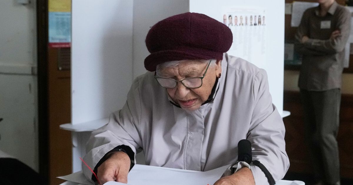 Russians begin 3 days of voting in a parliamentary election set to cement the Kremlin’s power