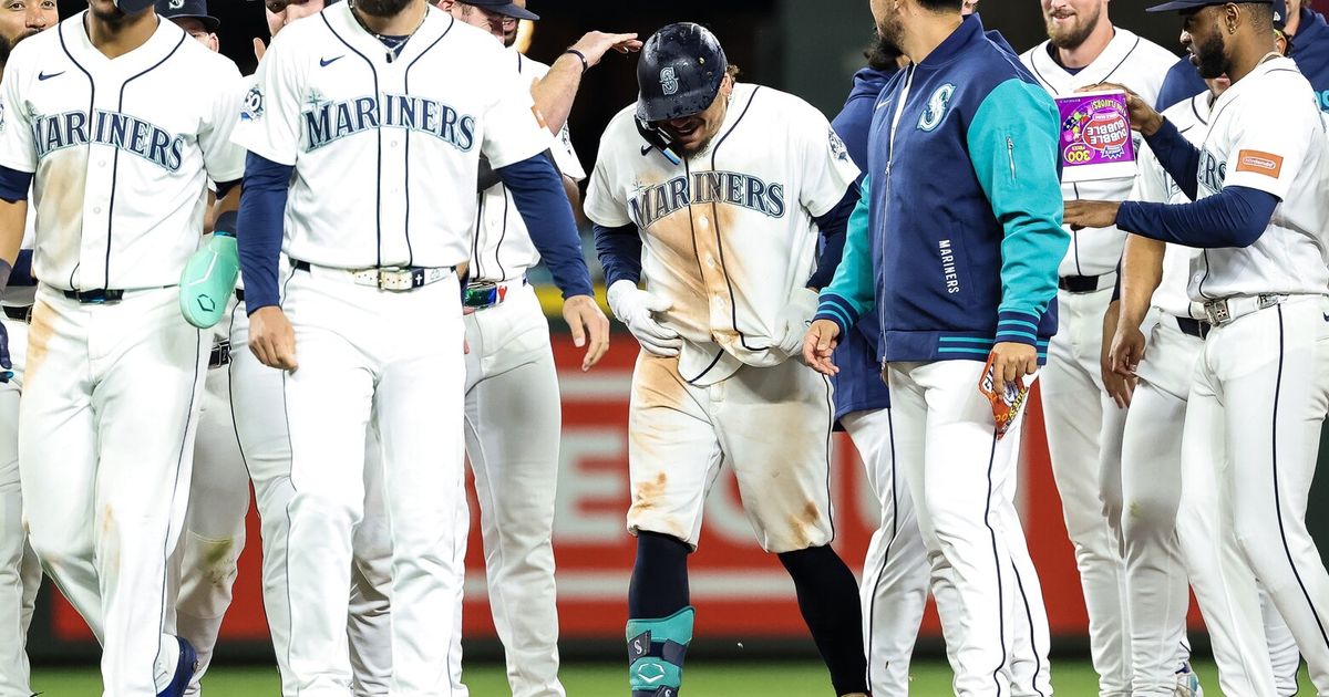 Mariners keep faint playoff hopes alive with walkoff win