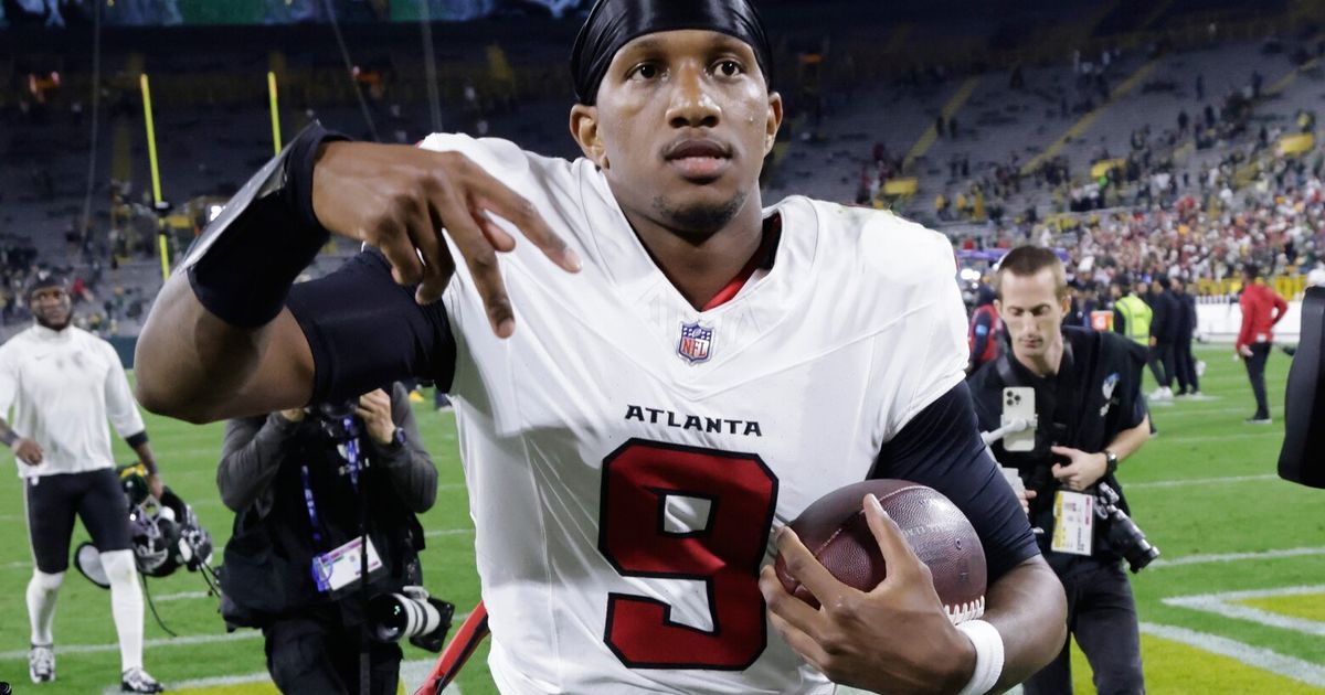 Michael Penix Jr. went where? Al Michaels mistakenly says former Husky star played at Oregon