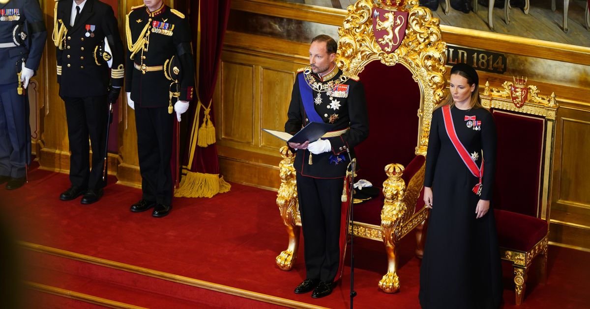 King Haakon VIII pledges an oath of allegiance to Norway’s constitution as his father lies in state