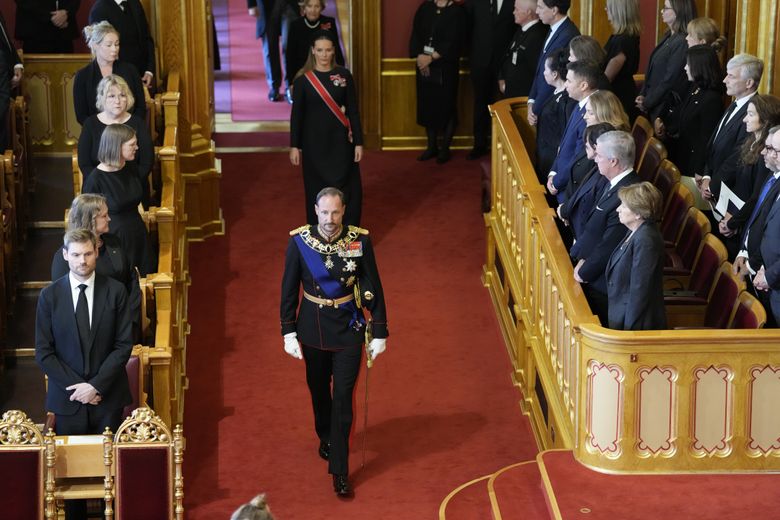 King Haakon VIII pledges an oath of allegiance to Norway's constitution as  his father lies in state | The Seattle Times