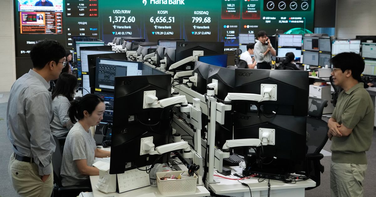 World shares extend losses, while the global bond sell-off intensifies