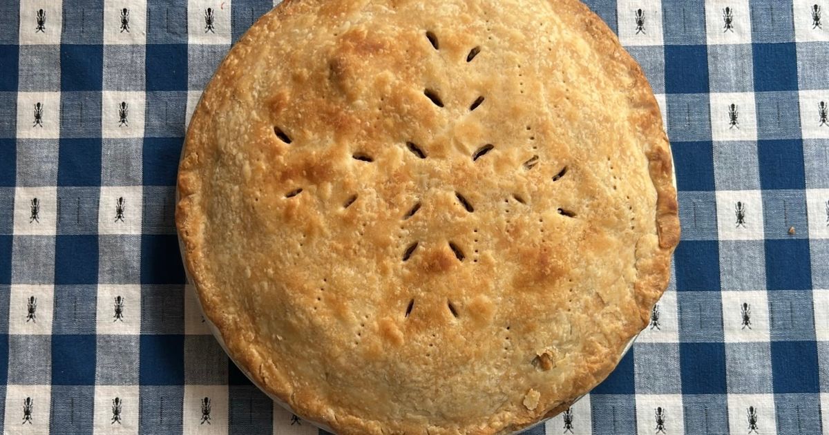 The apple pie (alongside mom, of course) became the symbolic food of a nation
