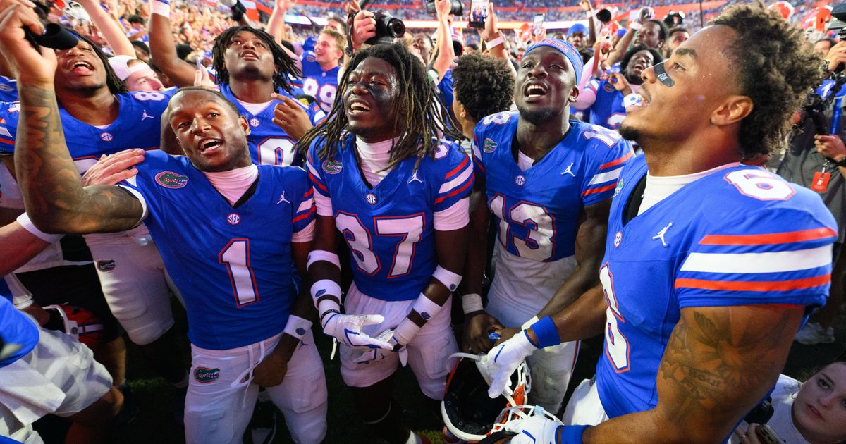 Florida would appear on CFP bracket and host a first-round game based on AP Top 25; 6 SEC teams in