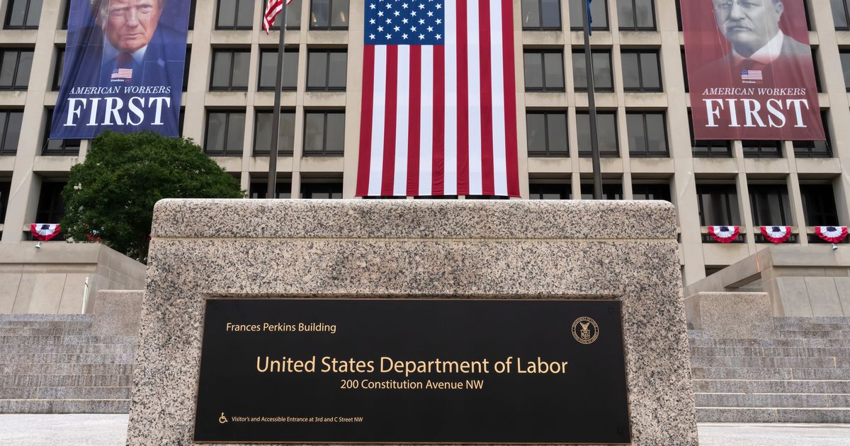 Claims for unemployment benefits drop to 196,000, lowest since mid-July as layoffs remain low