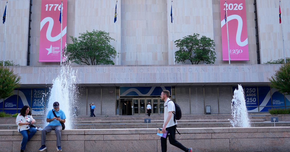 Trump asks Smithsonian to install George Washington statues and exhibit