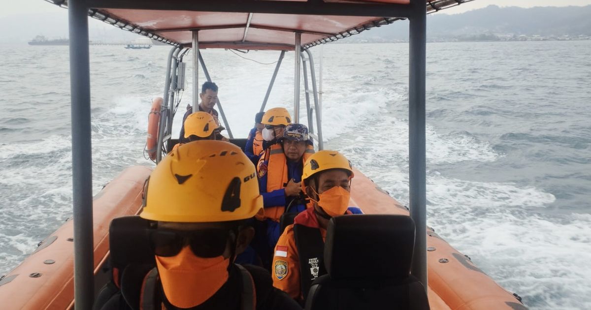 Indonesia searches for boat that went missing near Anak Krakatau volcano