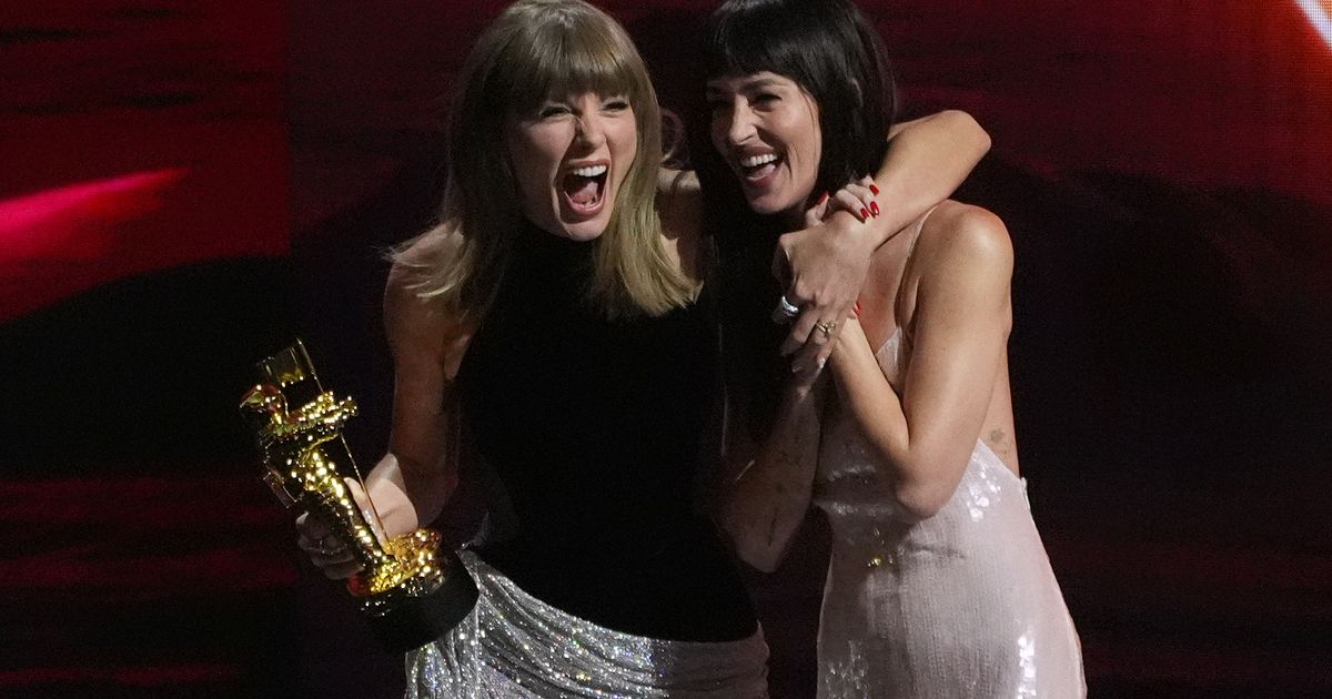 Photos of Taylor Swift making history and other highlights at the MTV awards