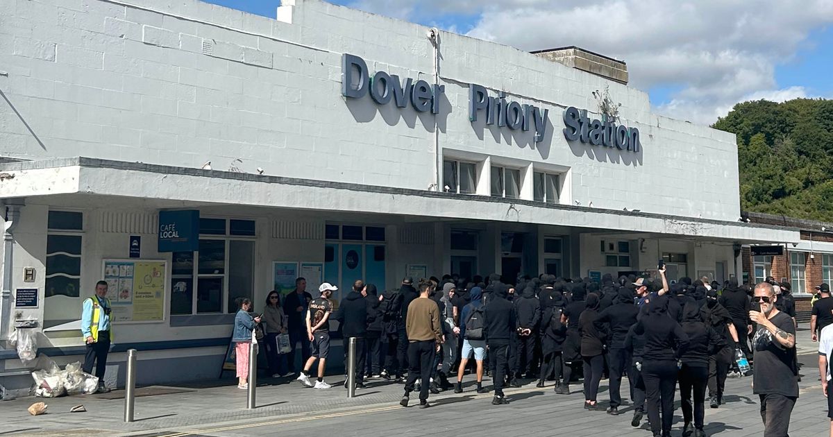 UK government condemns masked anti-immigrant protesters who blocked Dover port