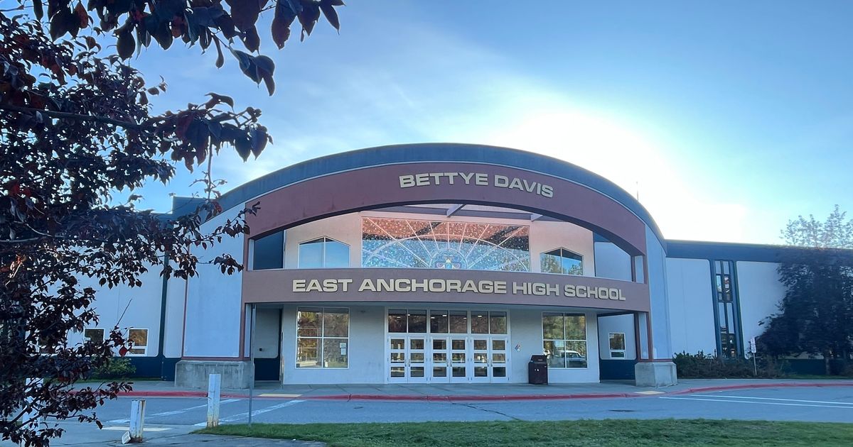In Anchorage, crowded classrooms are straining kids and teachers