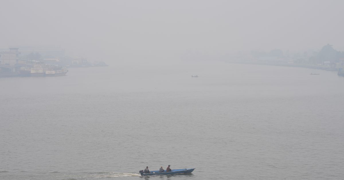 Thick haze disrupts flights on Indonesia’s Borneo island