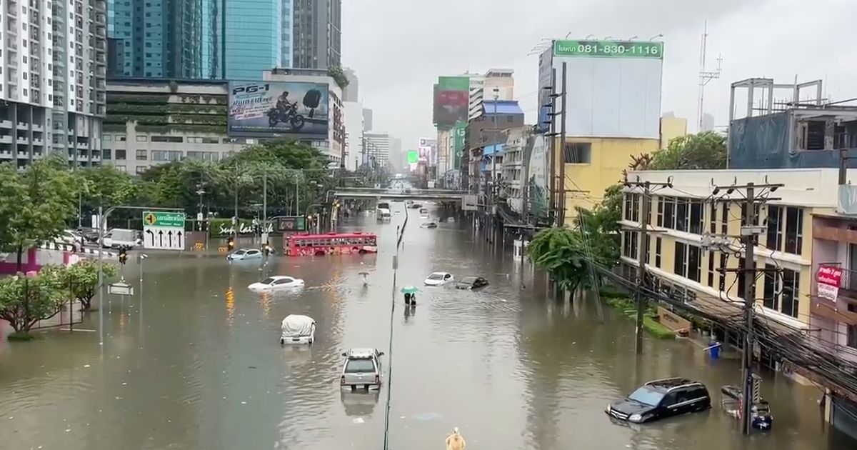 Heavy rain and flooding in Bangkok disrupts traffic and prompts evacuations