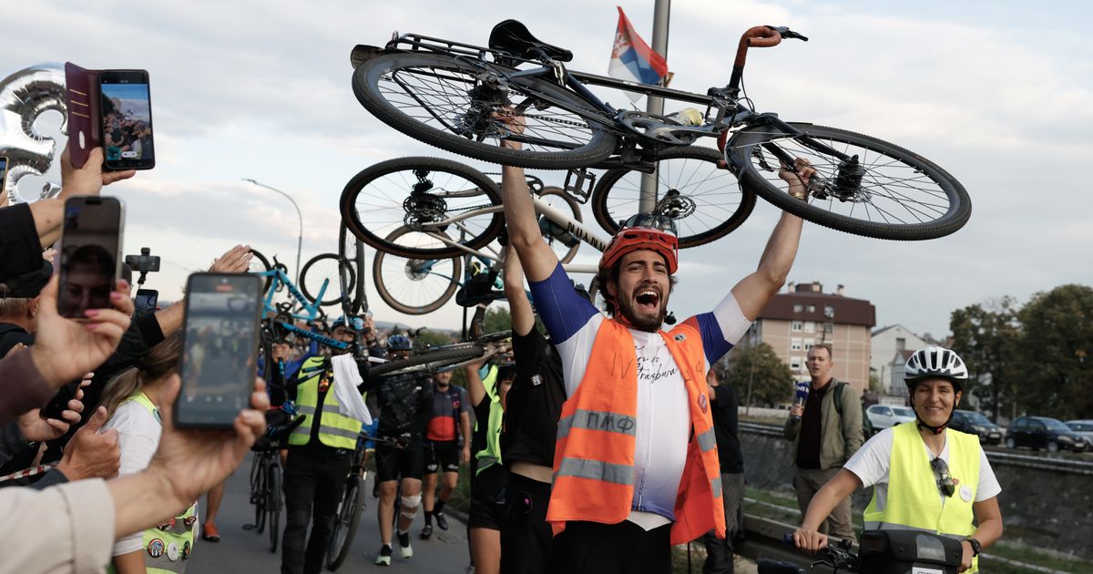 Thousands welcome cycling students in Kragujevac ahead of Serbia’s Oct. 25 election