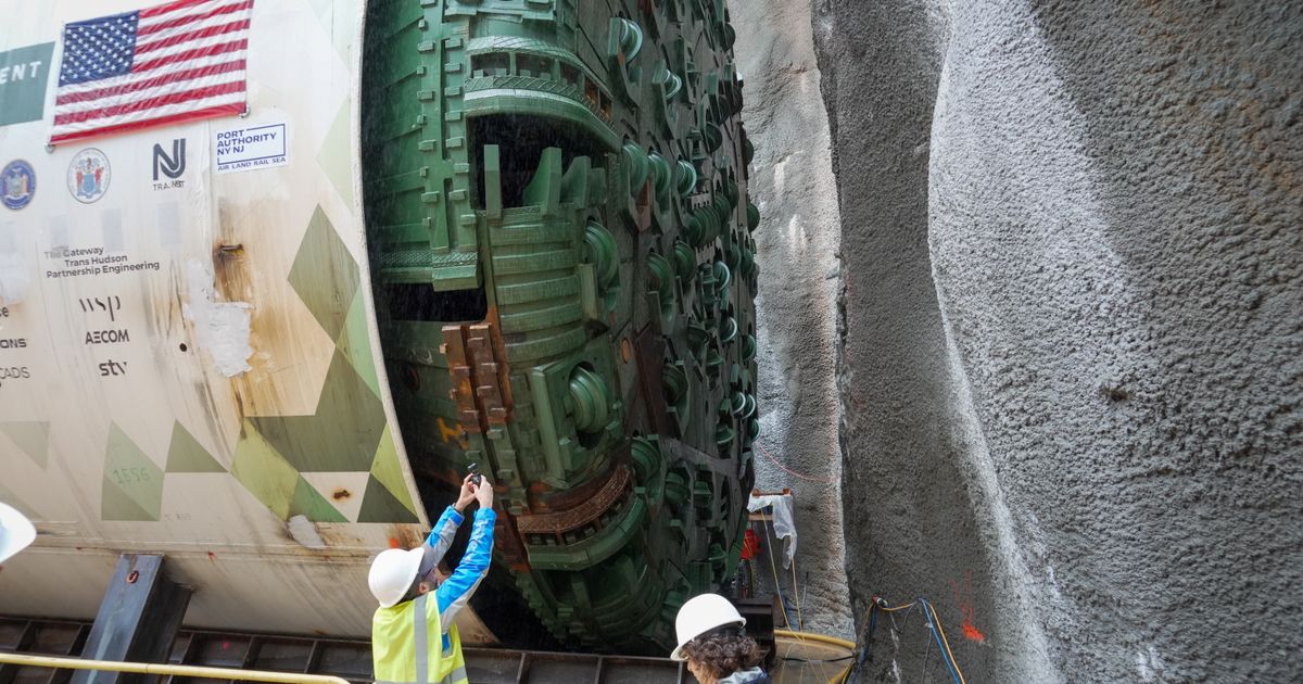 Mighty drill bites into Hudson River rock for new NYC: NJ tunnel