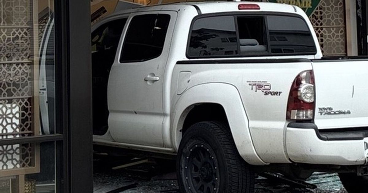 Pickup rams Lynnwood jewelry store in robbery attempt, police say