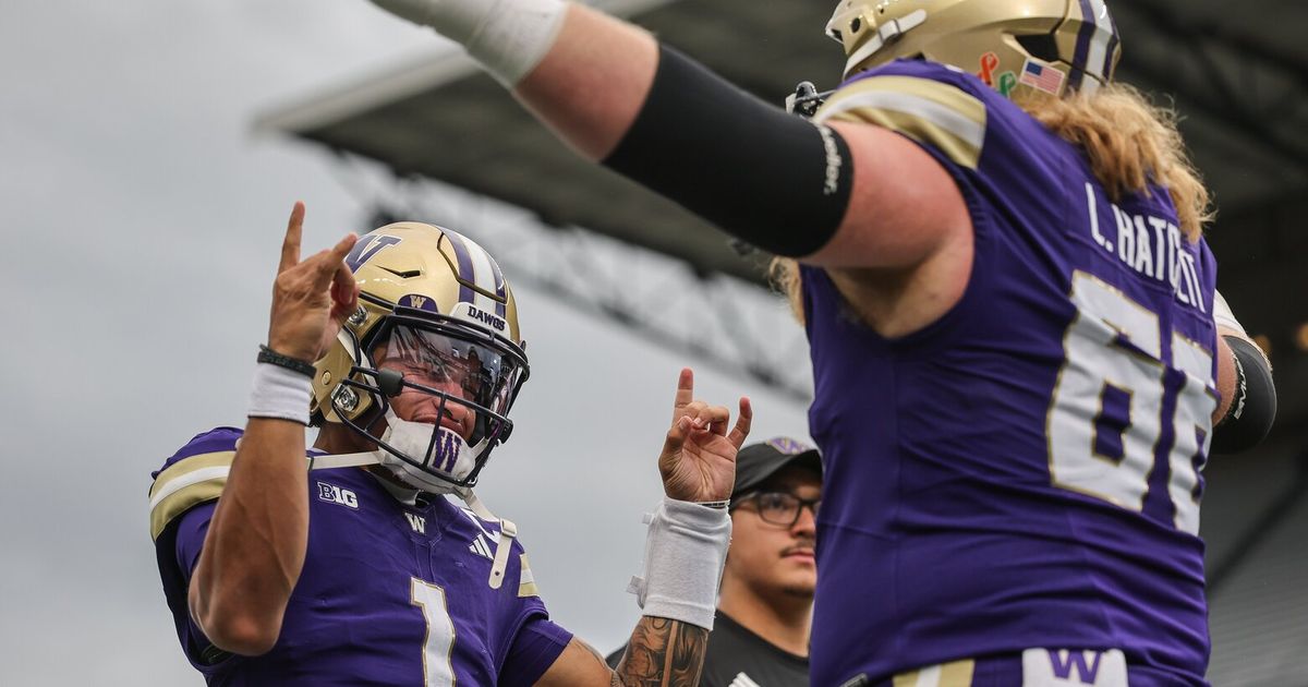 Photos: No. 20 Iowa at Washington on Friday Night