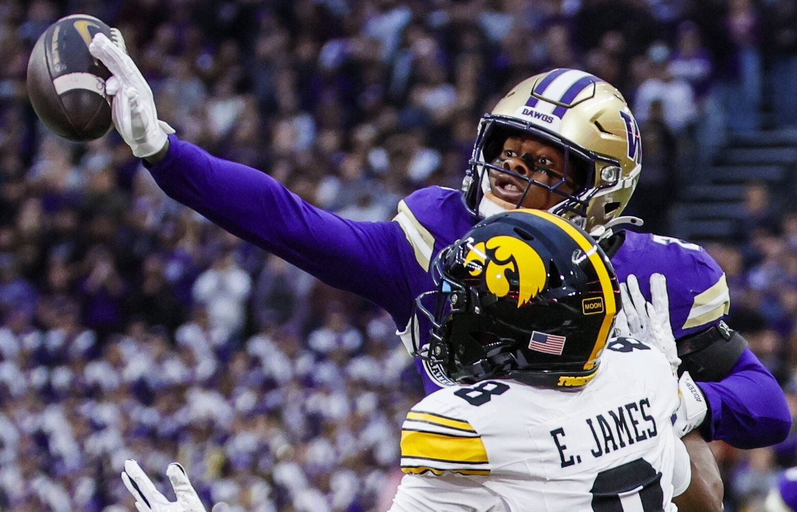 Washington Huskies safety Rahshawn Clark breaks up a pass intended for Iowa wide receiver Evan James, forcing the Hawkeyes to kick a field goal in the first qua