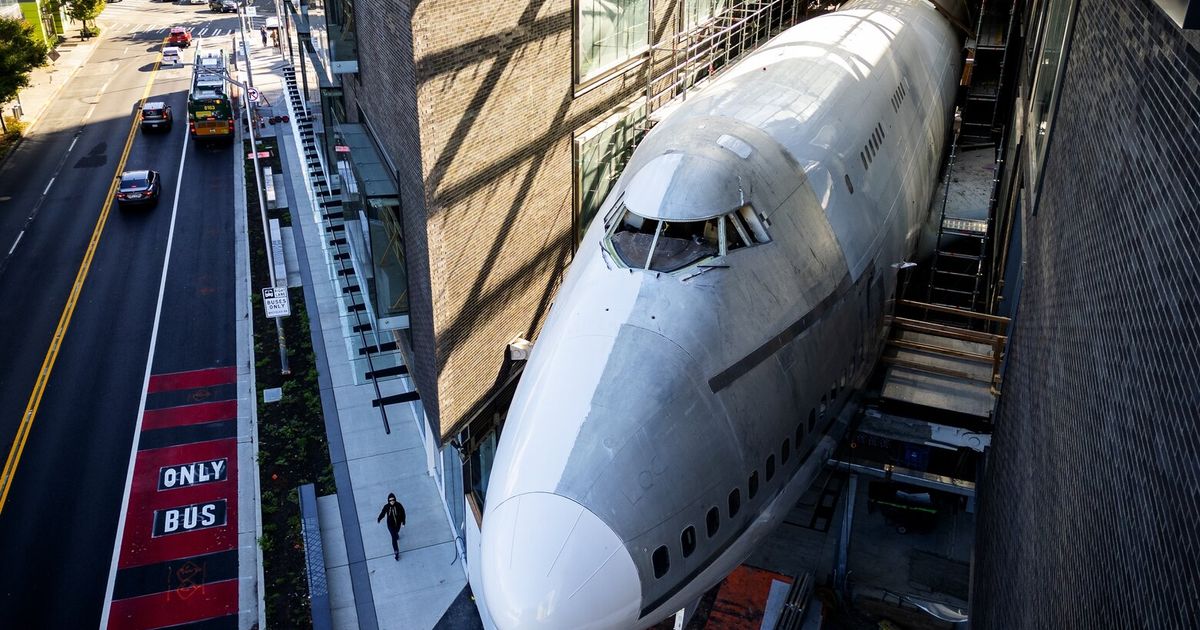 Boeing 747 fuselage takes flight between two Seattle buildings