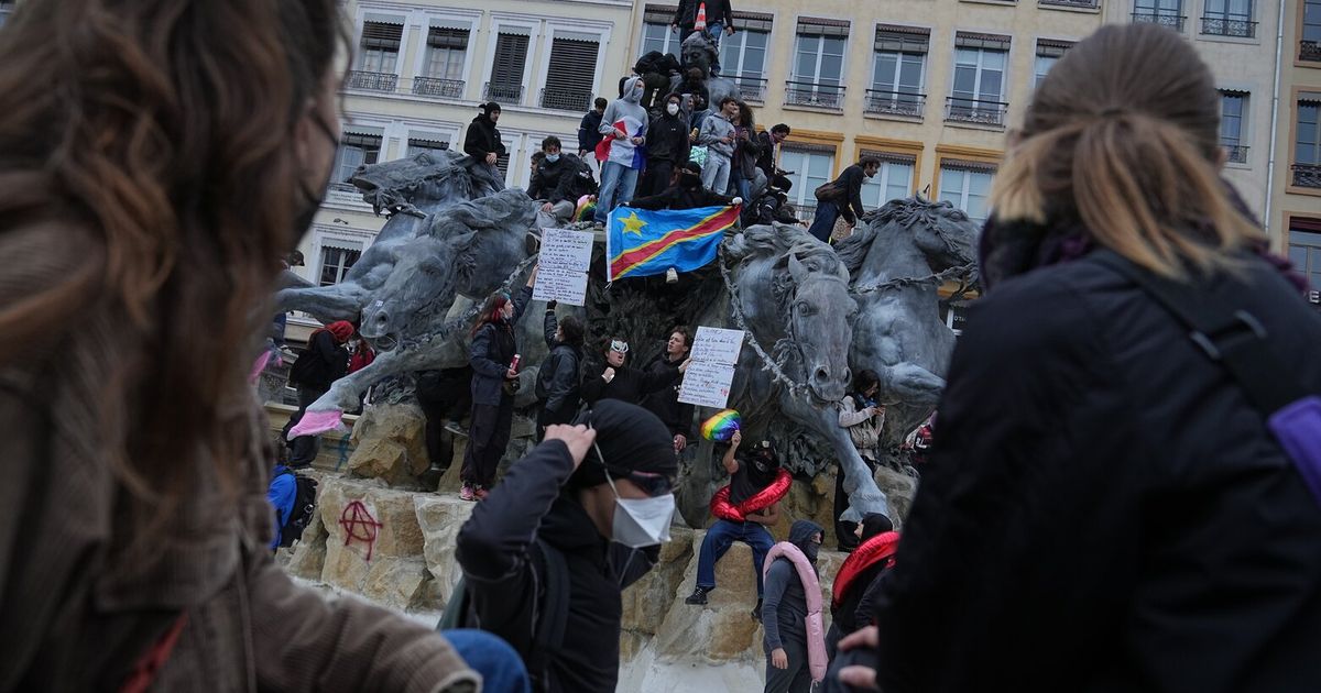 Student protesters in France have a strange new slogan. What does it mean?