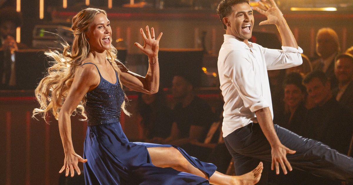 Julia Stiles on ‘Dancing with the Stars’ performs ’10 Things’ tribute