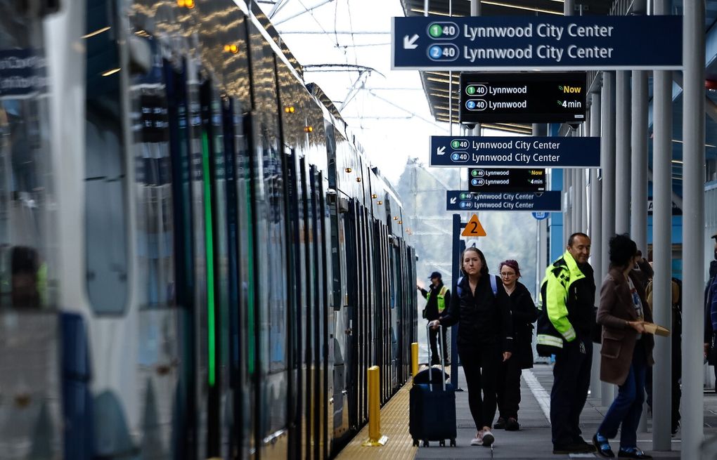Disruption suspends part of Sound Transit light rail lines 1 and 2