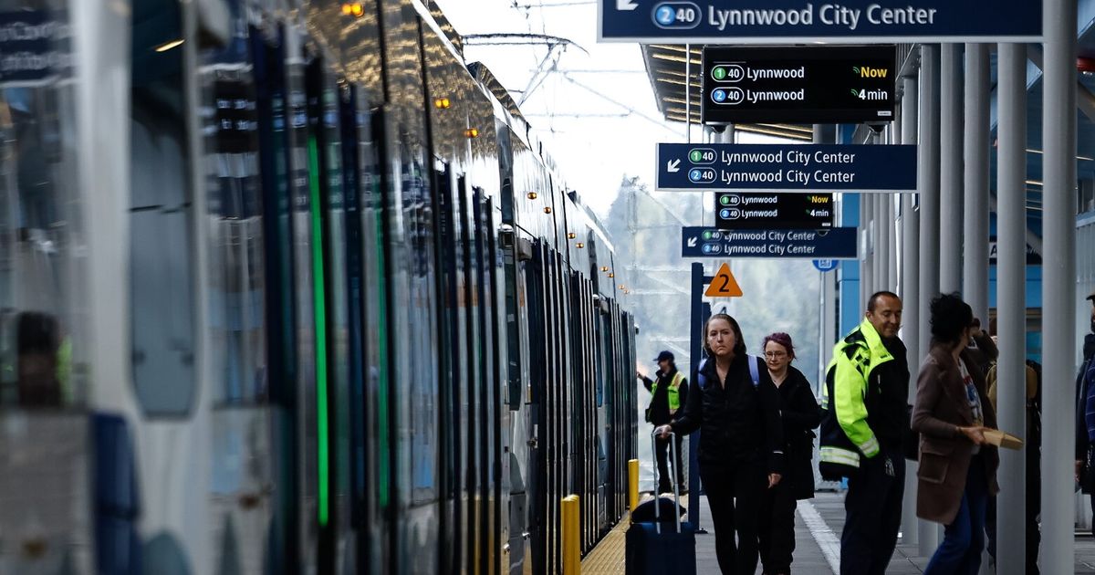 Disruption suspends part of Sound Transit light rail lines 1 and 2