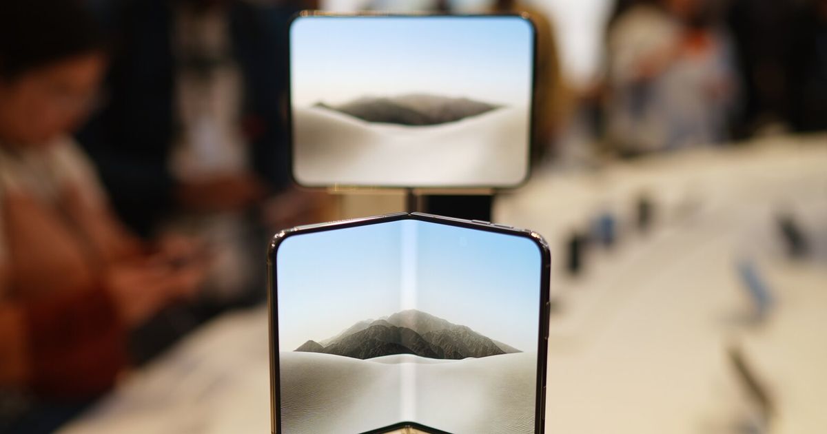 Apple’s foldable iPhone Duo draws early complaints of screen cracking